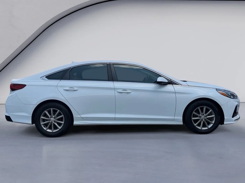 Used 2018 Quartz White Pearl Hyundai SE image 6