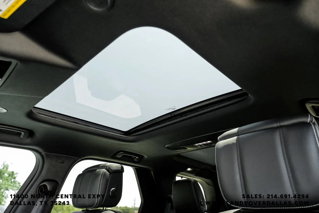 New 2026 Santorini Black Metallic Land Rover Dynamic SE image 23