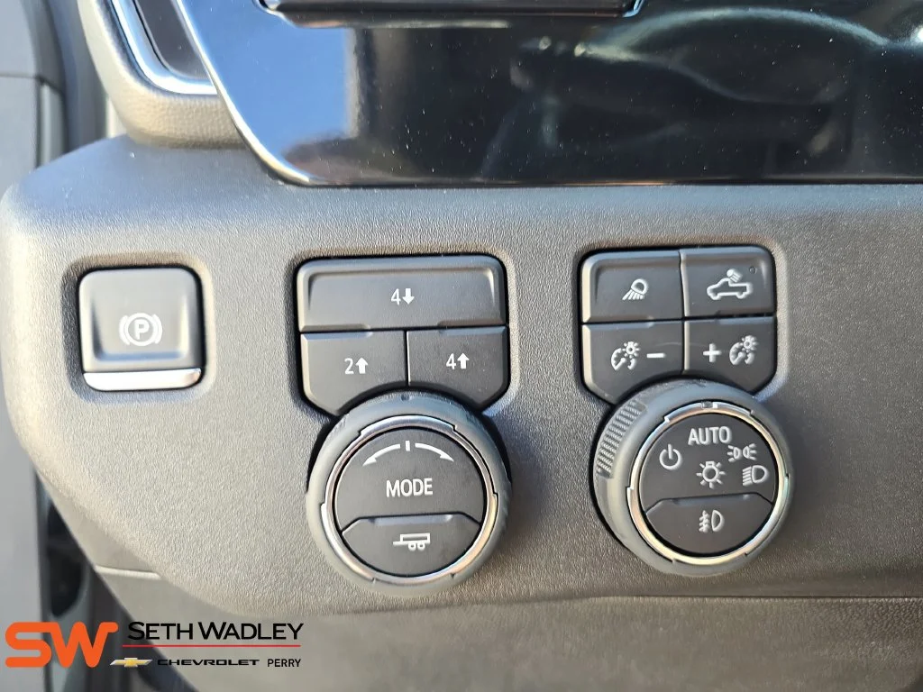 Used 2025 Sterling Gray Metallic Chevrolet LT image 27
