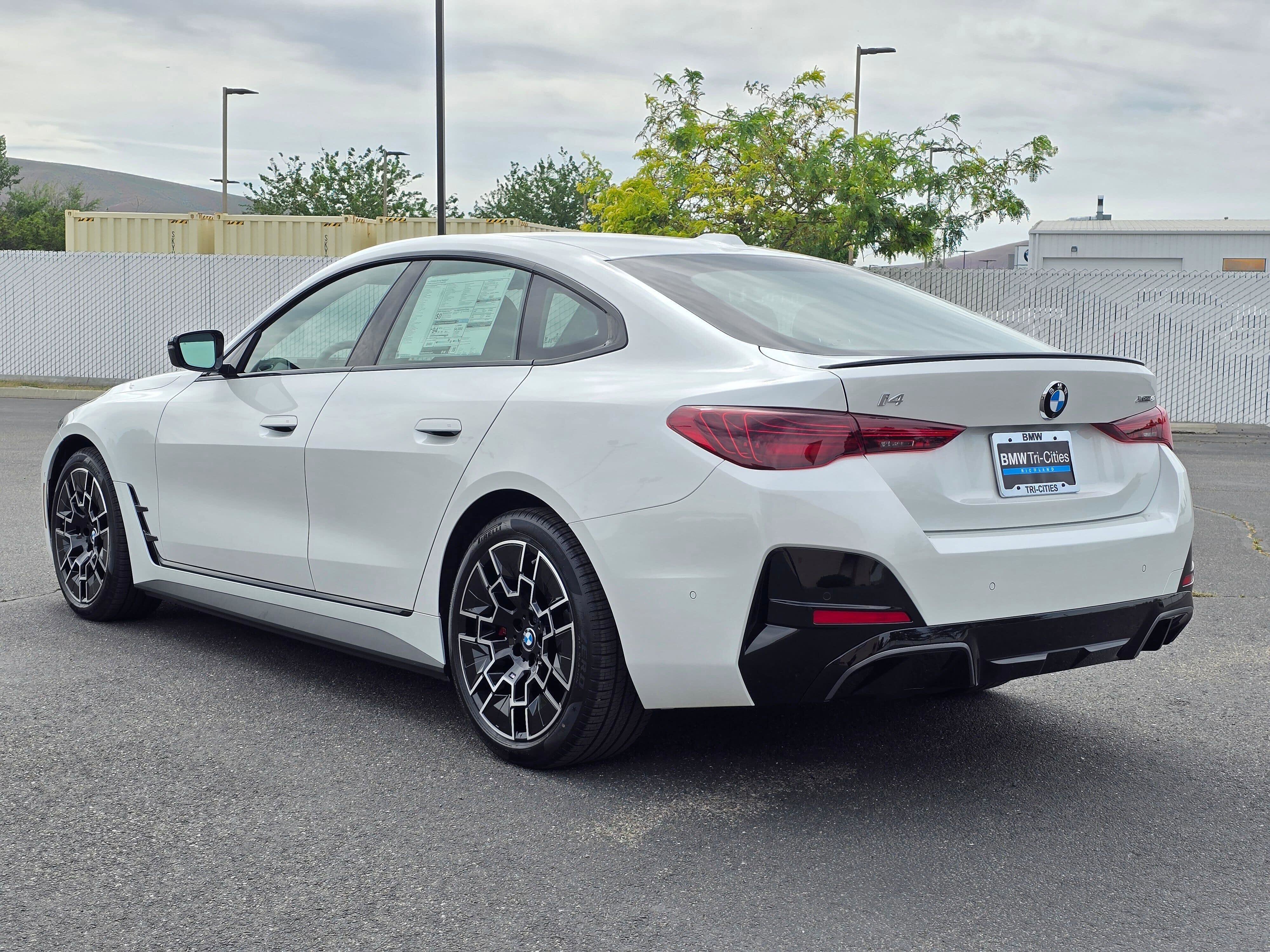 New 2026 Mineral White Metallic BMW xDrive40 image 4