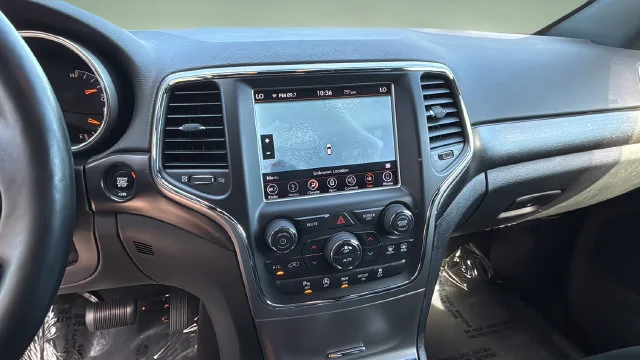 Used 2018 White Jeep Altitude image 25