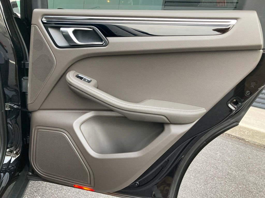 2026 Porsche Macan T - Photo 16