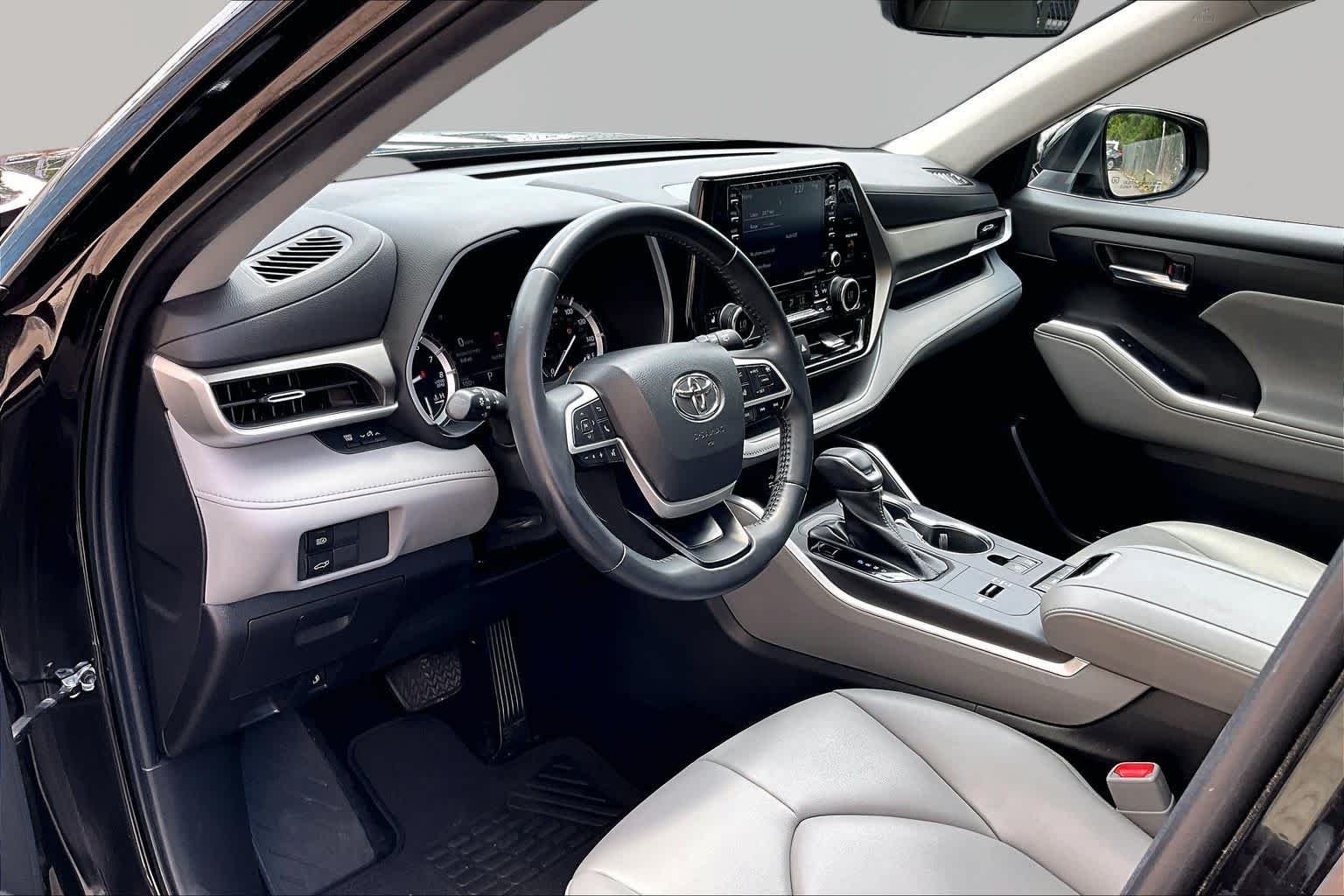 Used 2022 Opulent Amber Toyota XLE image 18
