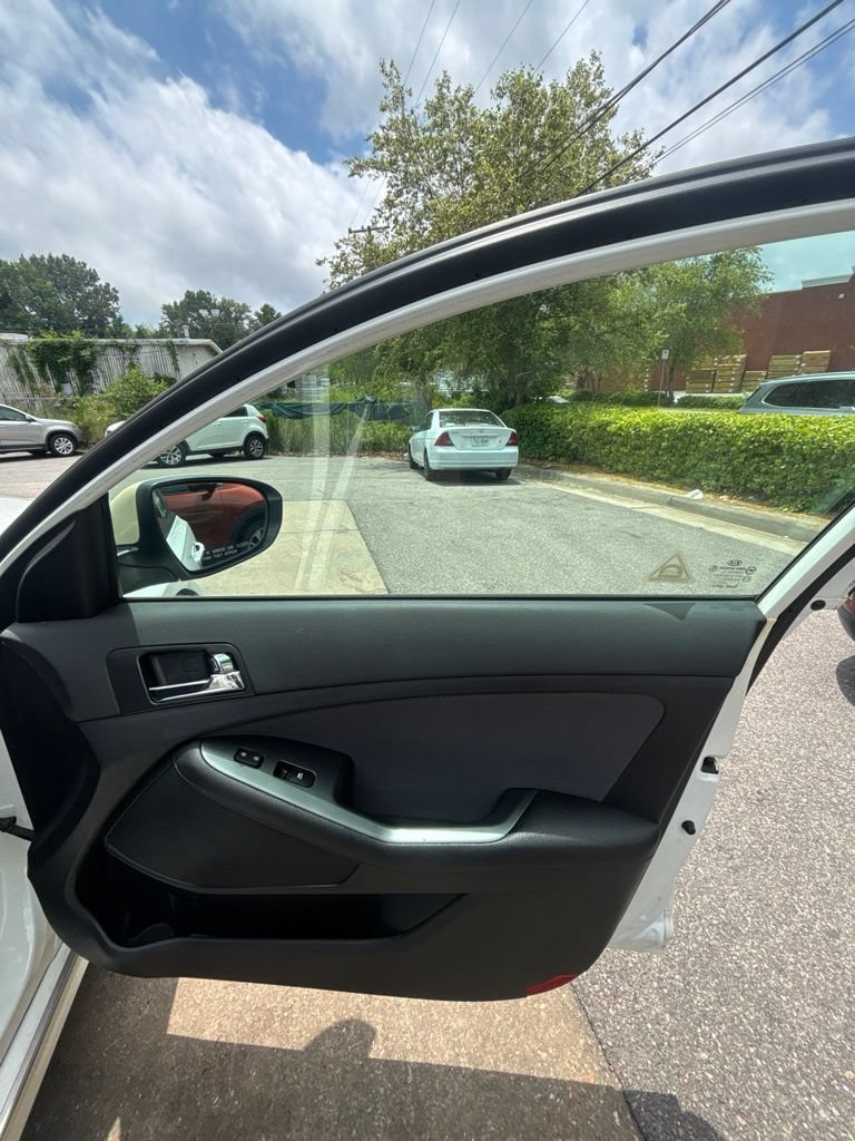 Used 2013 Black Kia LX image 23