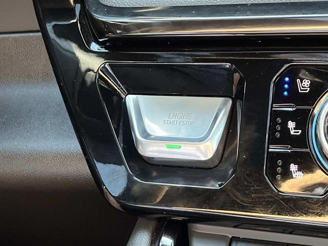 Used 2025 White GMC AT4 image 36