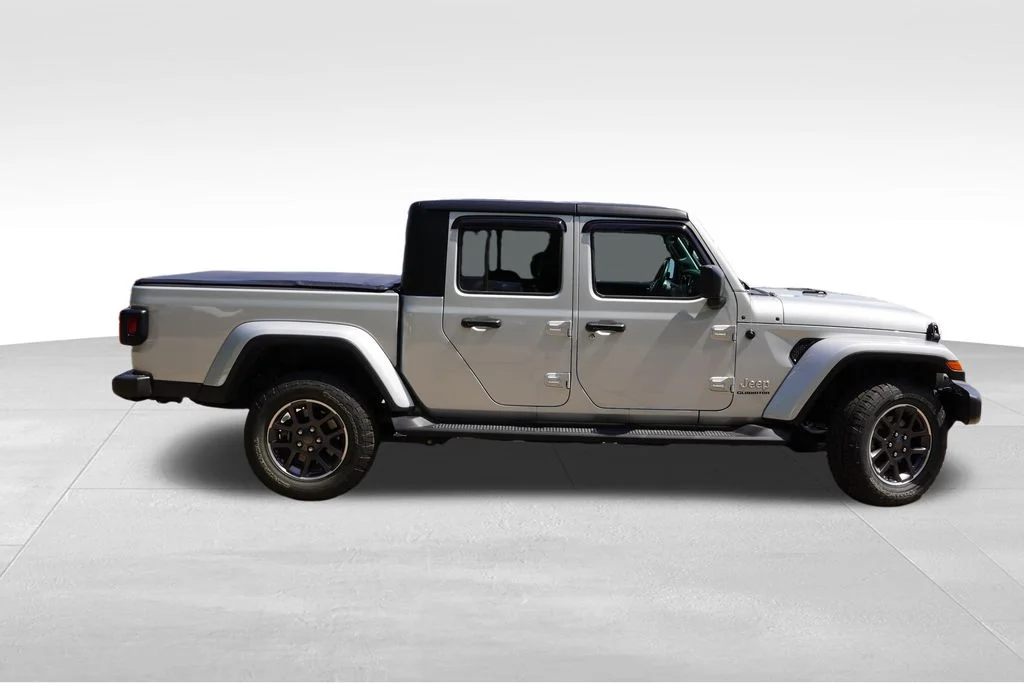 Used 2022 Silver Zynith Clearcoat Jeep Overland image 3