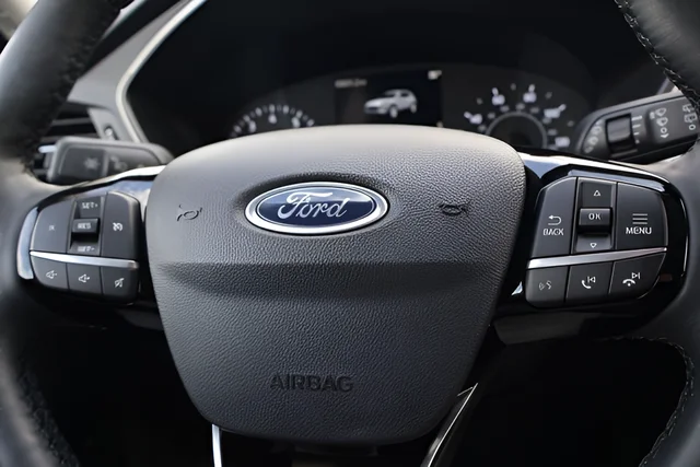 Used 2022 Red Ford SE image 18