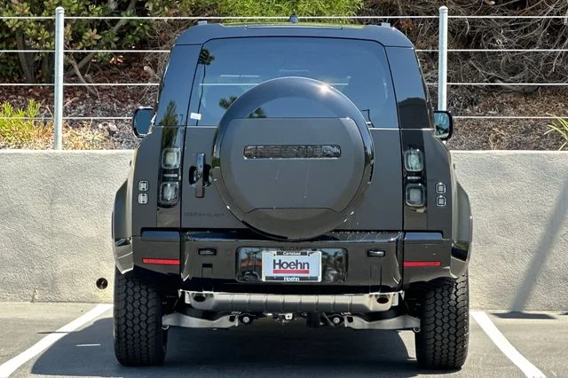 New 2026 Santorini Black Land Rover X-Dynamic SE image 4