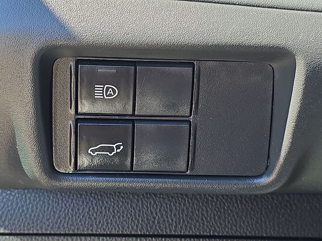 Used 2022 Silver Toyota XLE image 21