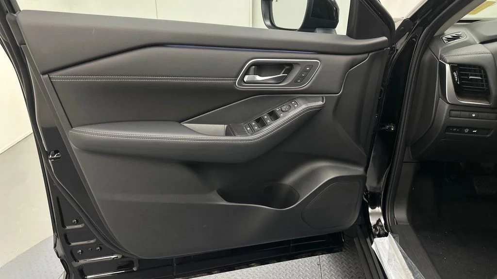 New 2026 Black Nissan Platinum image 13