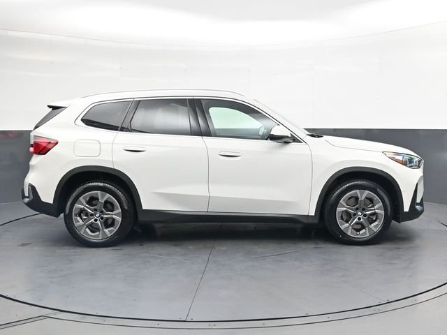 Used 2023 White BMW xDrive28i image 3