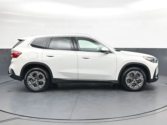 Used 2023 White BMW xDrive28i image 3
