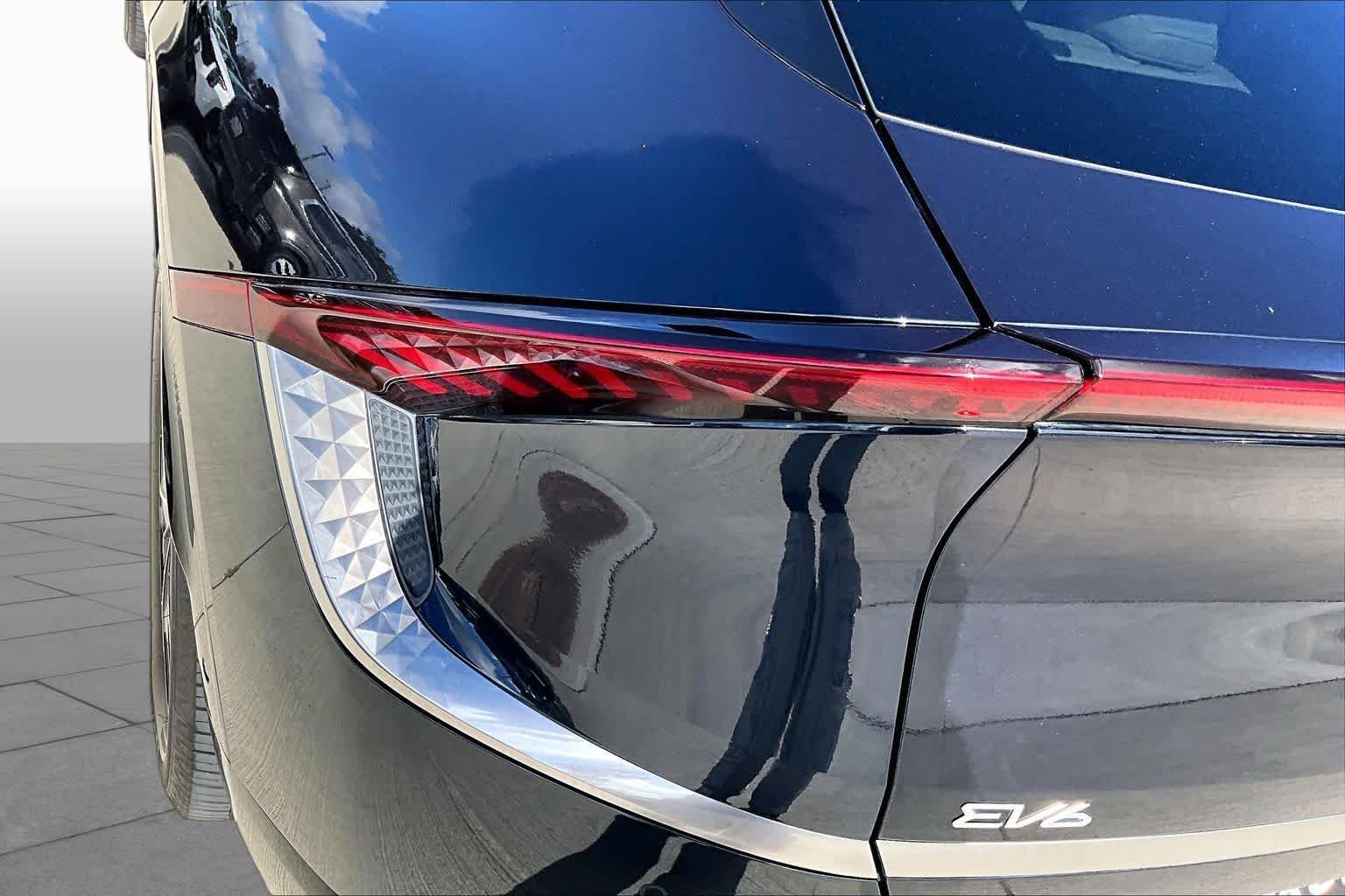 Used 2022 Gravity Blue Kia Wind image 26