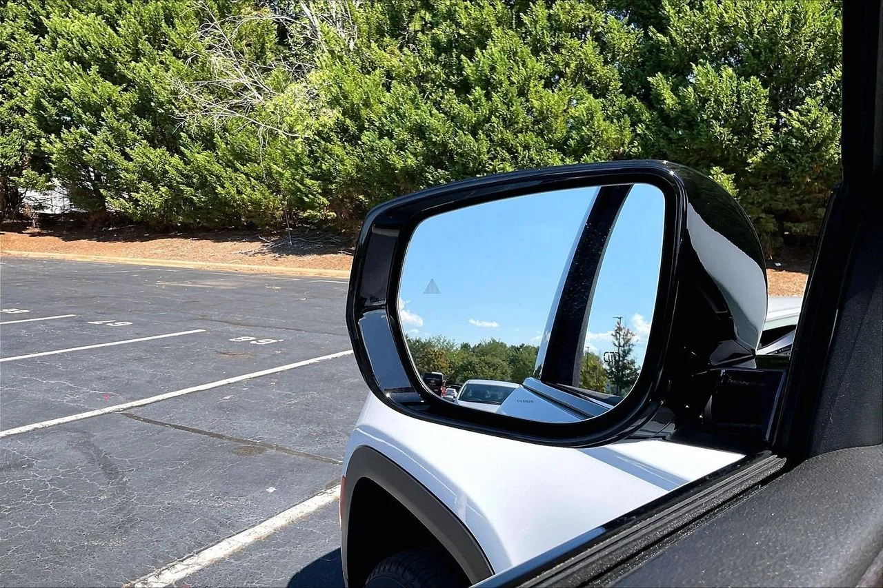 New 2027 Bright White Clear-Coat Paint Jeep Laredo Altitude image 24