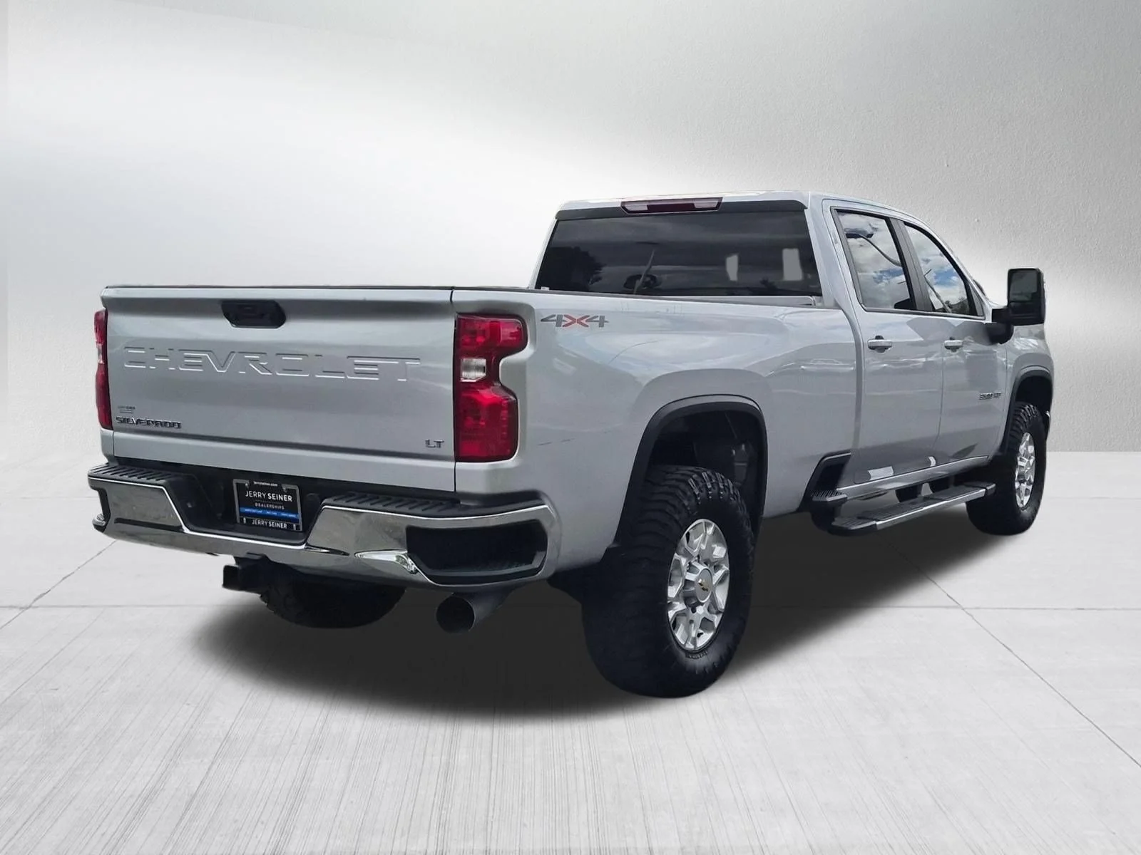 Used 2023 Silver Ice Metallic Chevrolet LT image 5