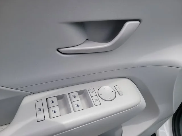 Used 2025 White Hyundai SEL image 17