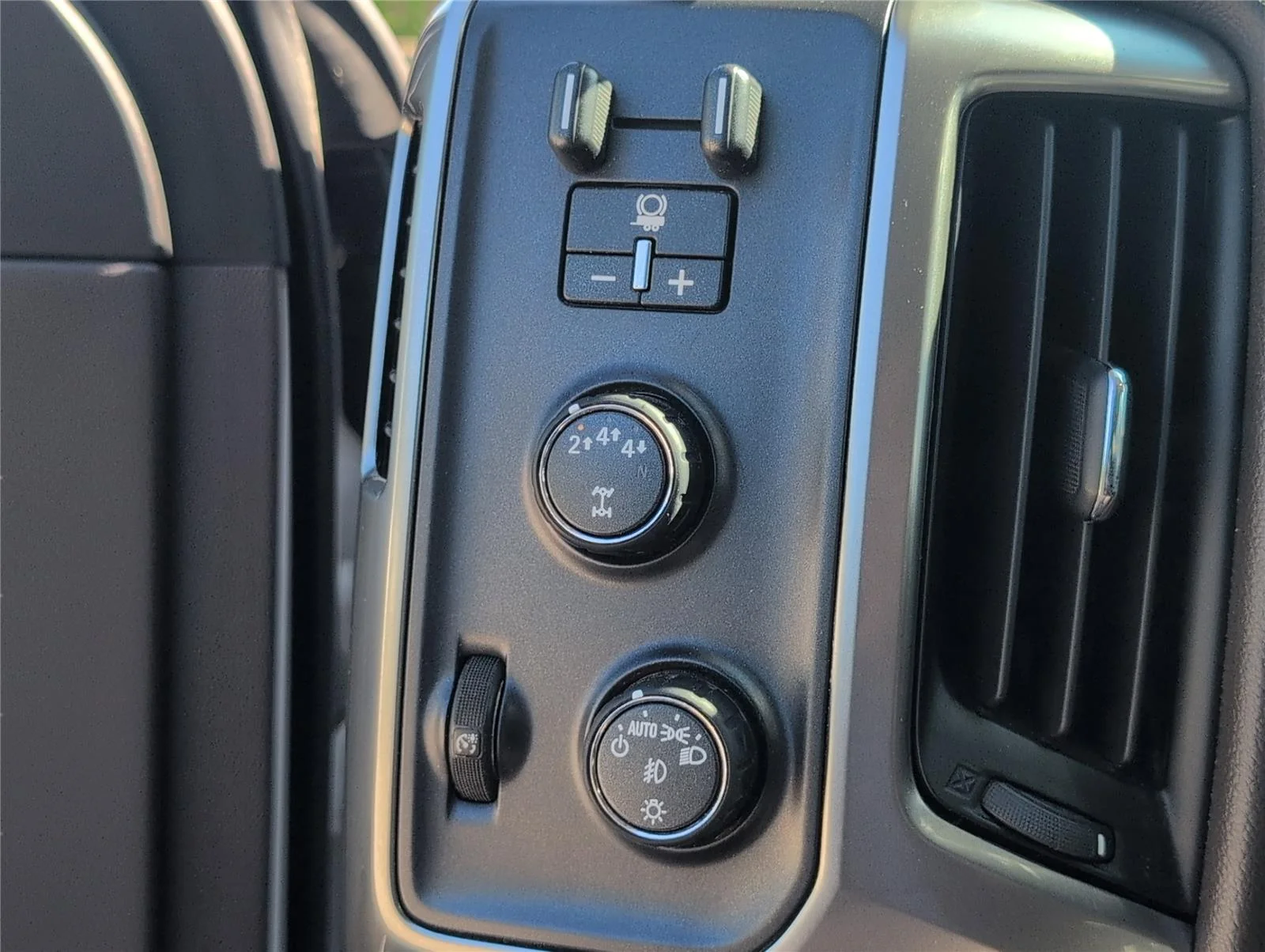Used 2019 SUMMIT WHITE Chevrolet LTZ image 31