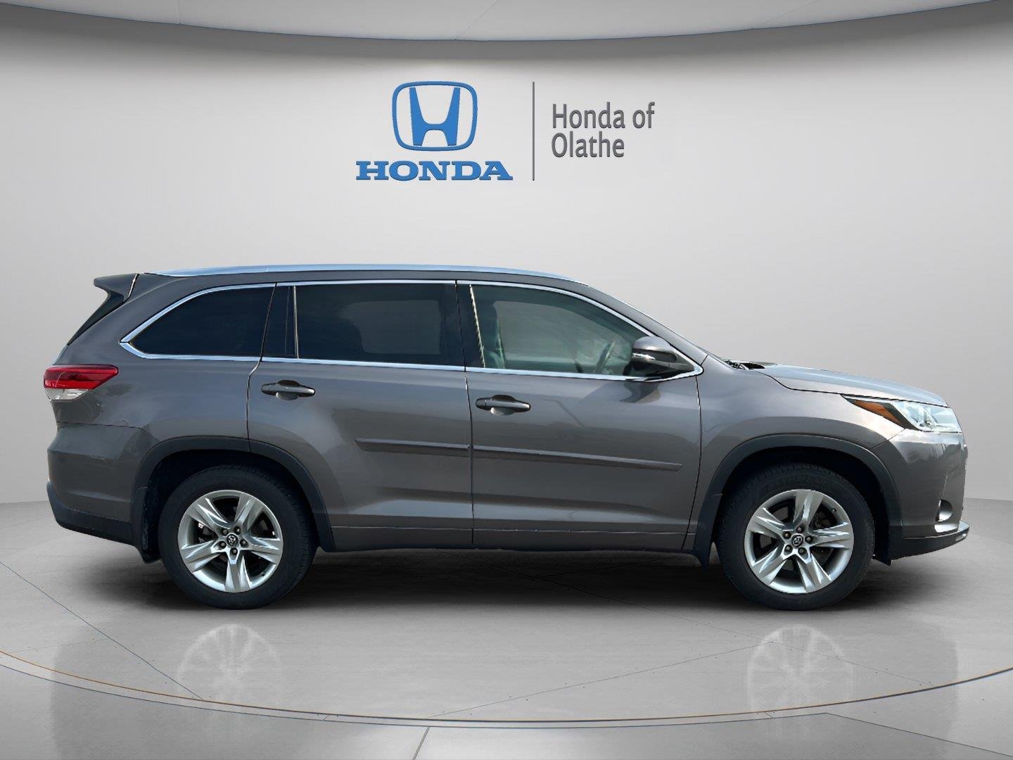 Used 2017 Toyota Highlander Limited with VIN 5TDDZRFH5HS471367 for sale in Kansas City