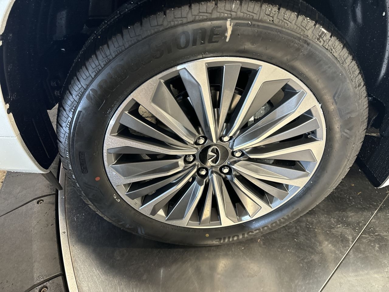 2025 INFINITI QX80 Sensory 4WD - Photo 10