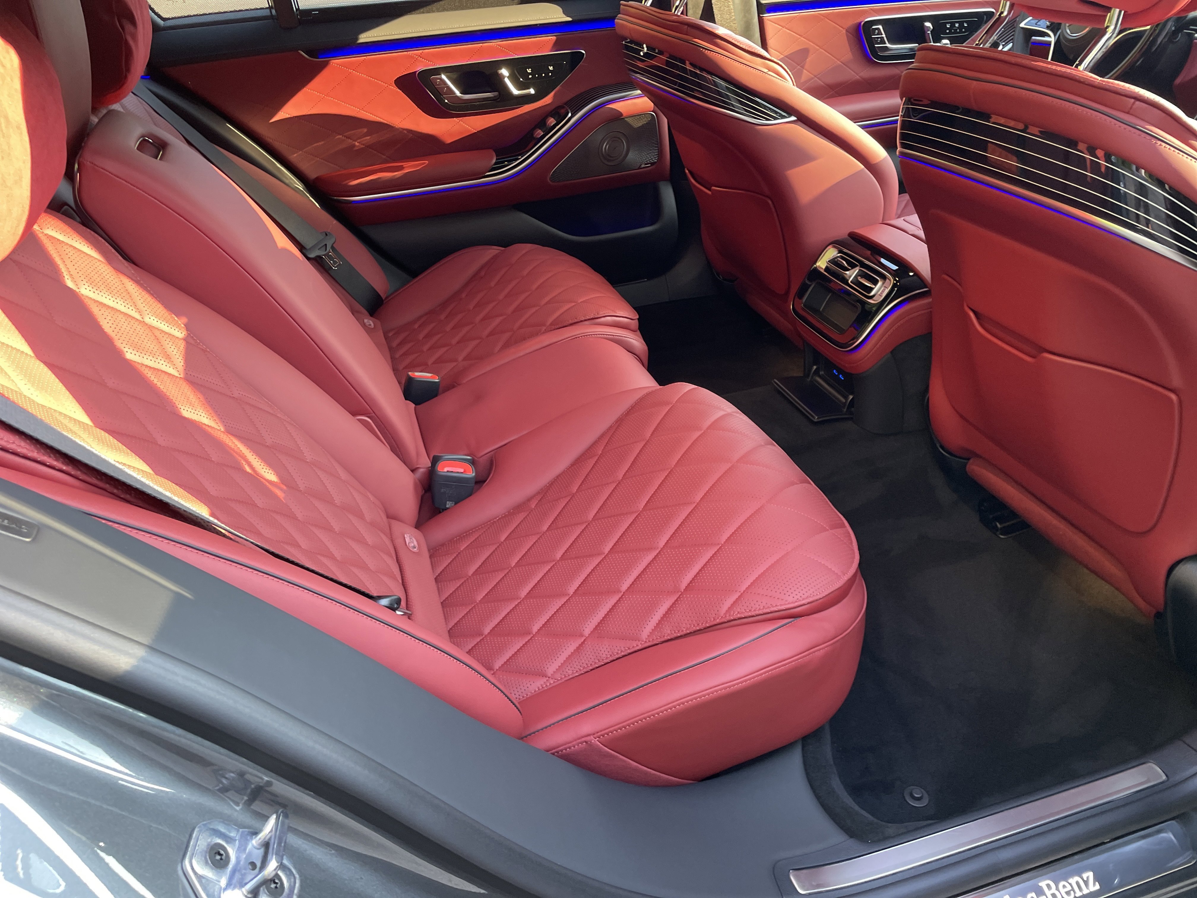 New 2026 MANUFAKTUR Signature Graphite Metallic Mercedes-Benz S 580 4MATIC® Sedan image 38