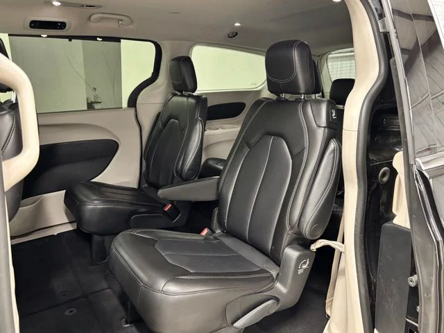 Used 2023 Black Chrysler Touring L image 19