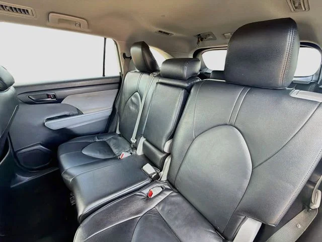 Used 2020 White Toyota LE image 25