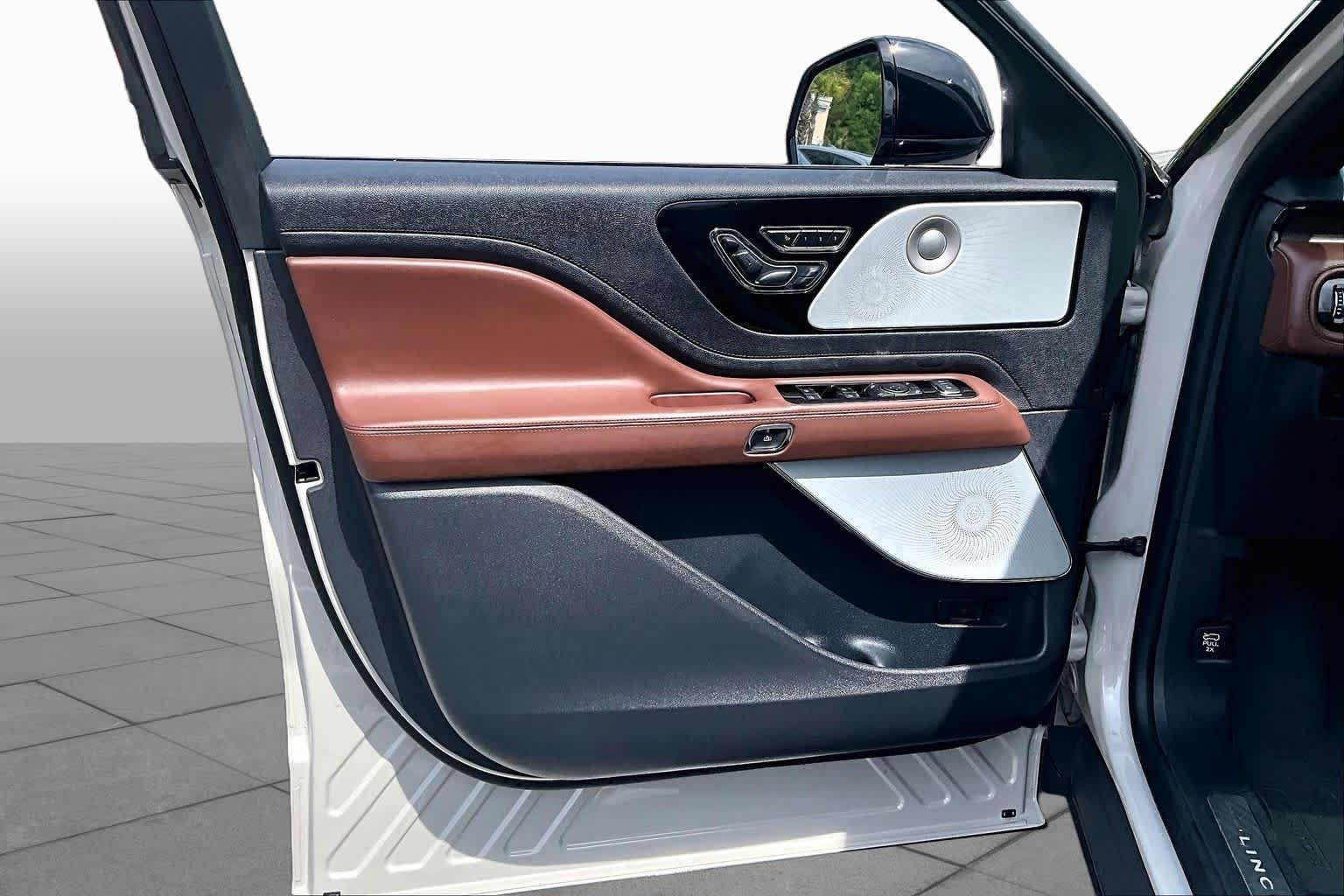 Used 2025 Ceramic Pearl Metallic Tri-Coat Lincoln Reserve image 38