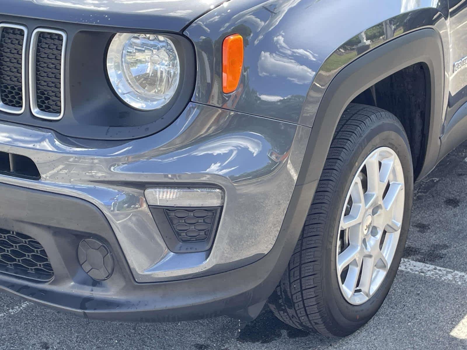 Used 2023 Gry/grey Jeep Latitude image 20