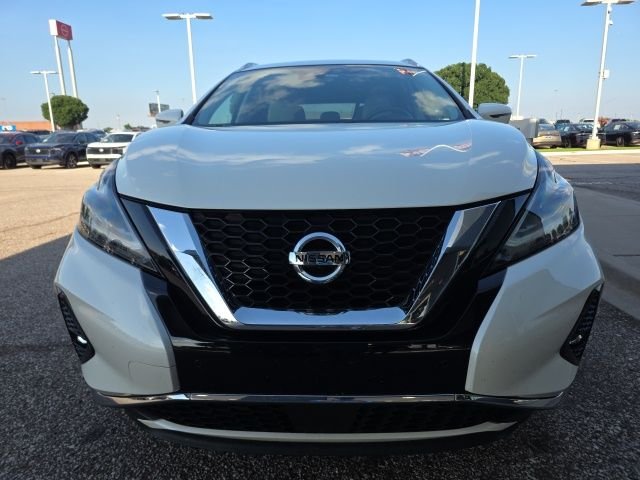 Used 2022 White Nissan Platinum image 2