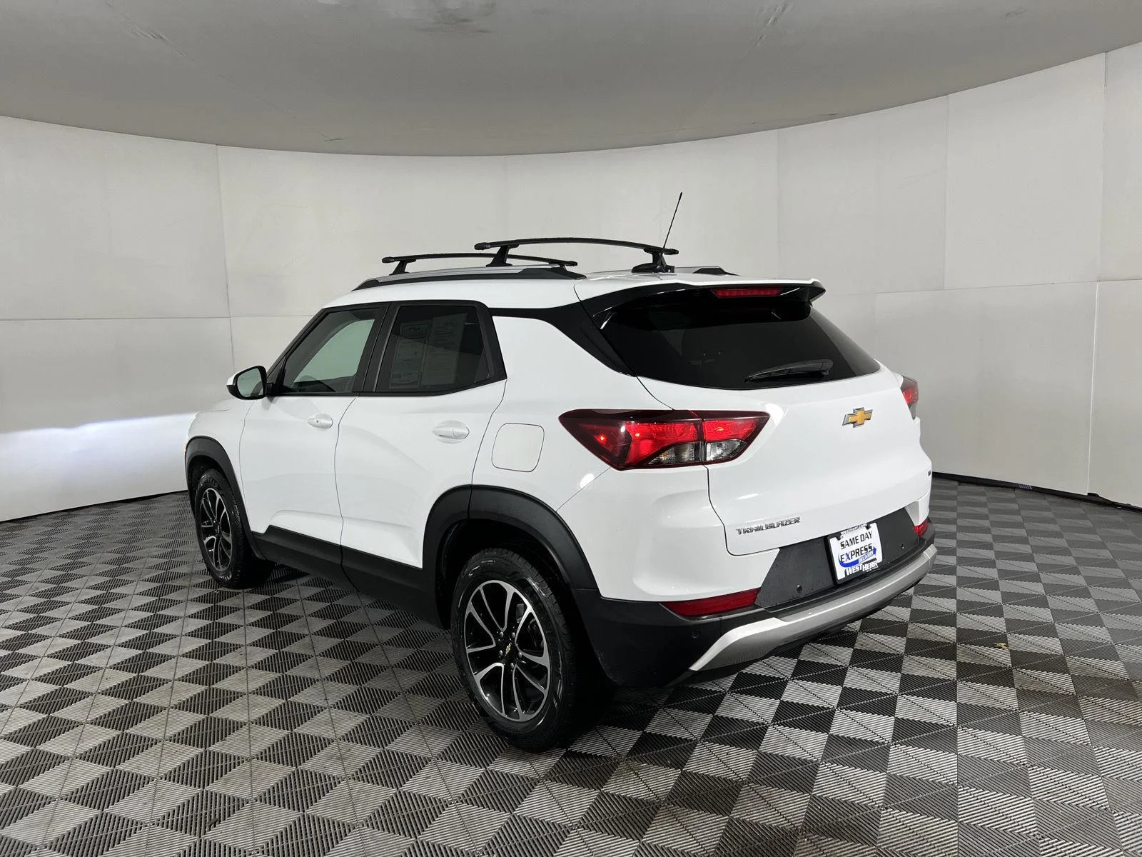 Used 2024 Summit White Chevrolet LT image 3