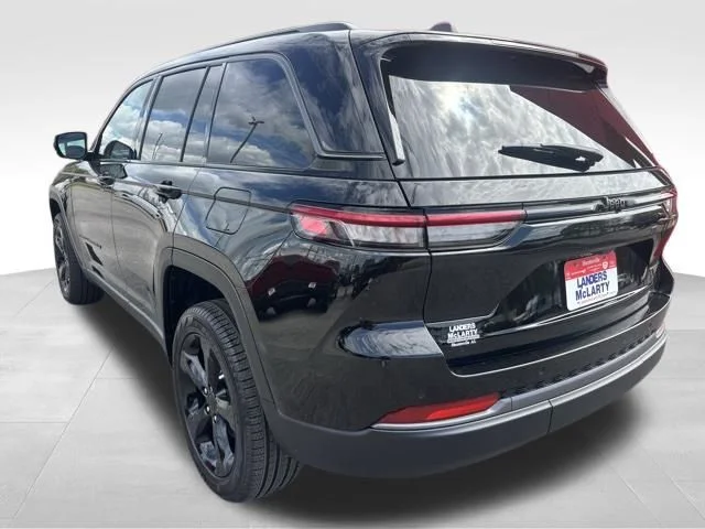 New 2026 Diamond Black Crystal Pearl-Coat Exterior Paint Jeep Limited image 4