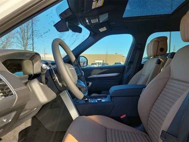 Used 2025 White Land Rover Dynamic se image 14