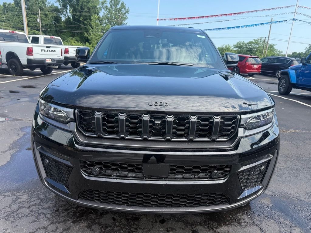 New 2026 Diamond Black Crystal Pearl-Coat Exterior Paint Jeep Limited image 9