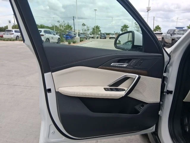 New 2026 Mineral White Metallic BMW xDrive28i image 13