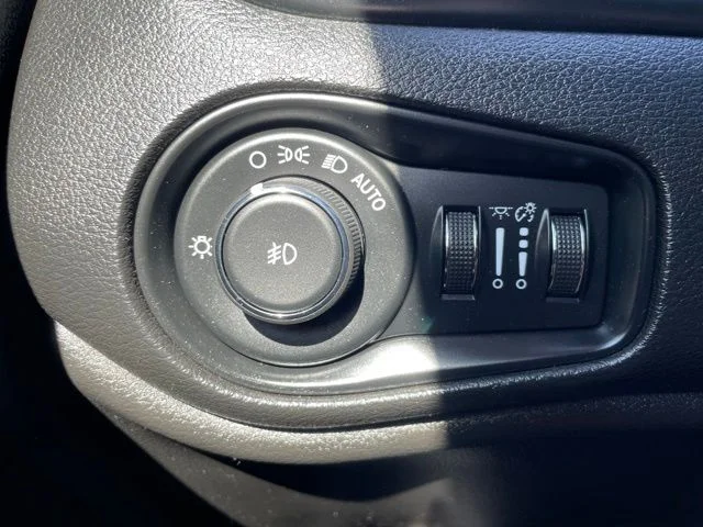 Certified Used 2018 Blue Jeep Latitude image 13
