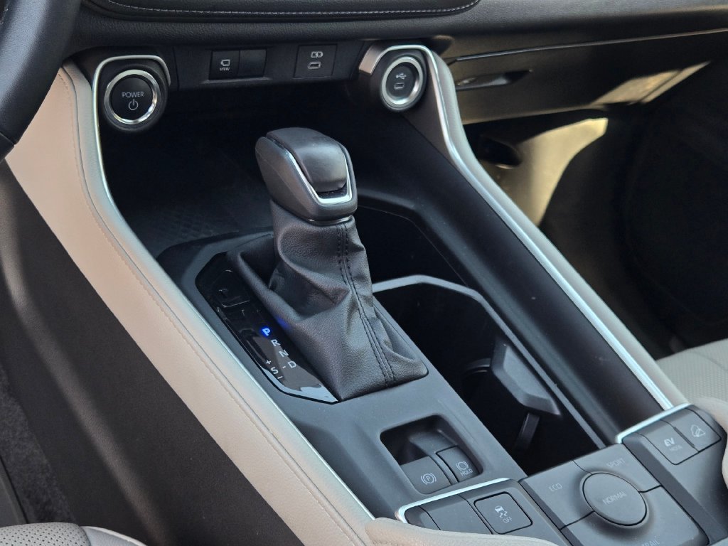 Used 2025  Toyota Limited image 31