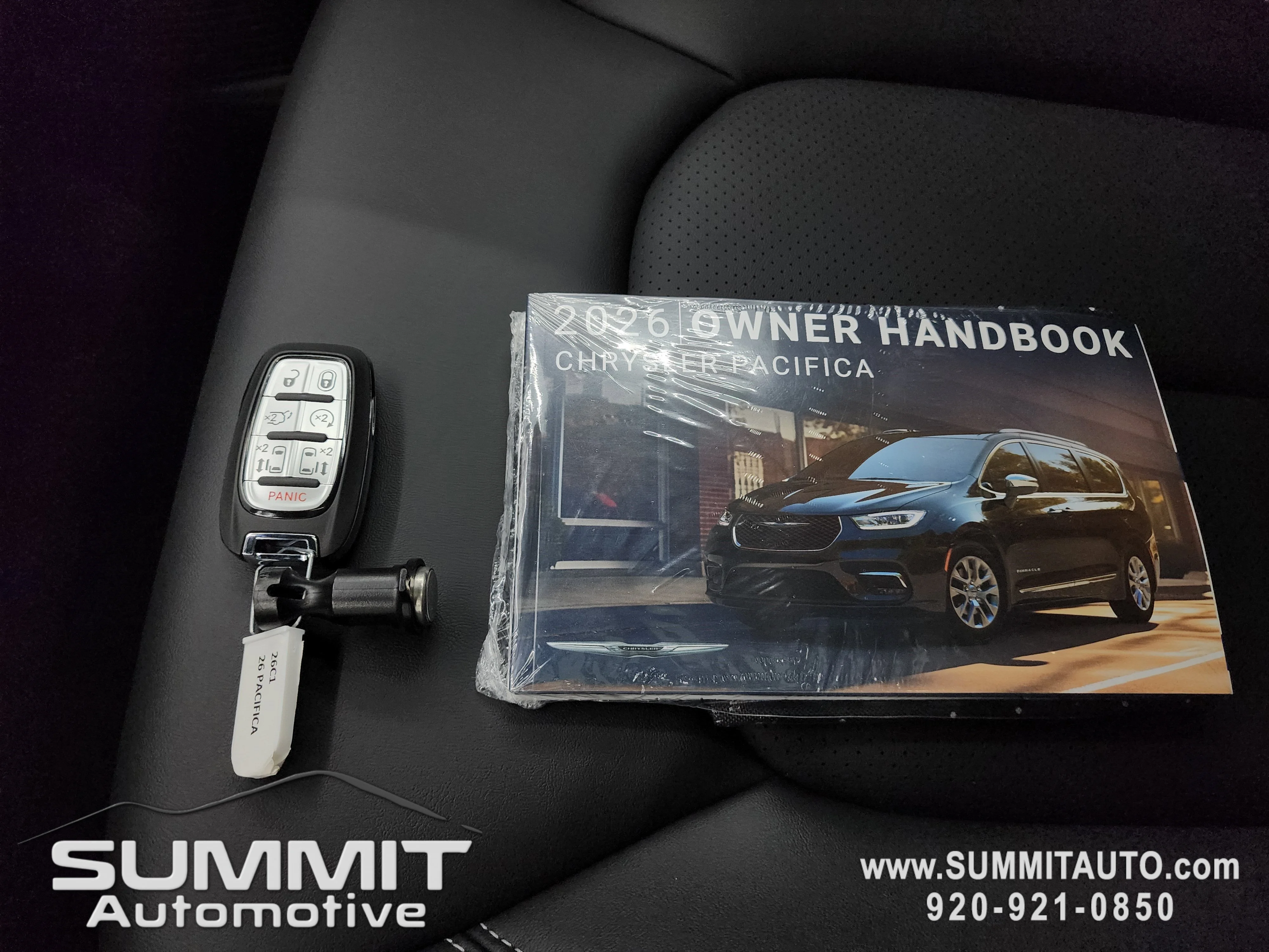 New 2026 Bright White Clear-Coat Exterior Paint Chrysler Select image 65