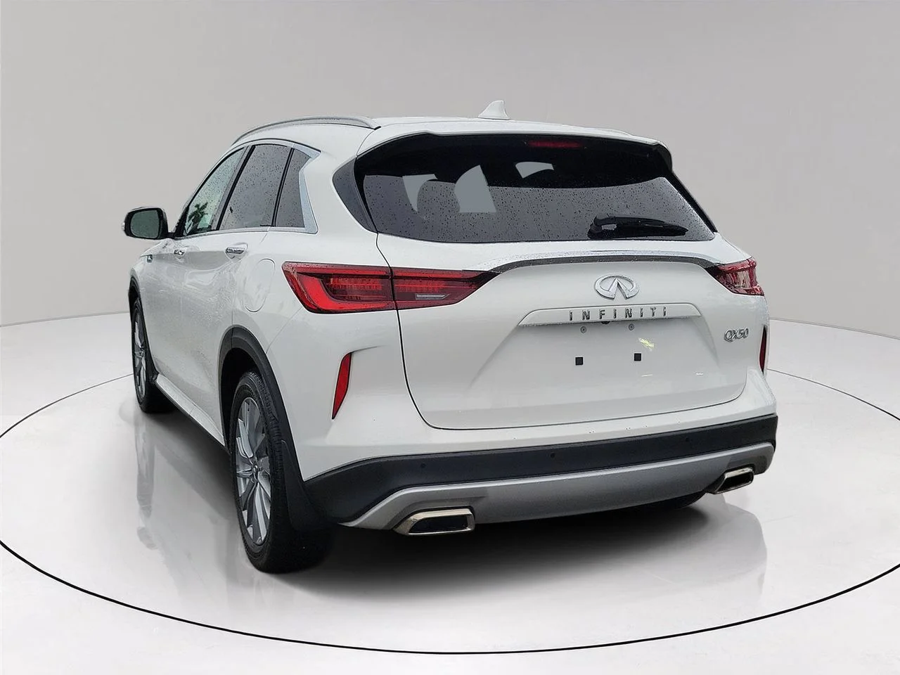 Used 2023 White INFINITI LUXE image 6