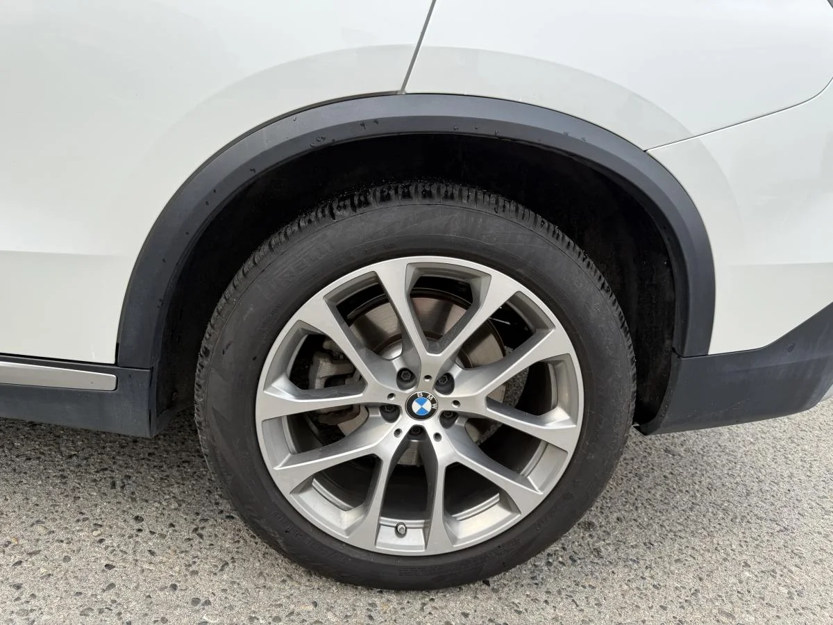 Used 2024 White BMW xDrive40i Sports Activity Vehicle image 12