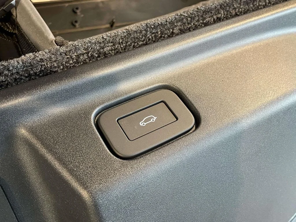 New 2026 Carpathian Grey Land Rover SE image 19