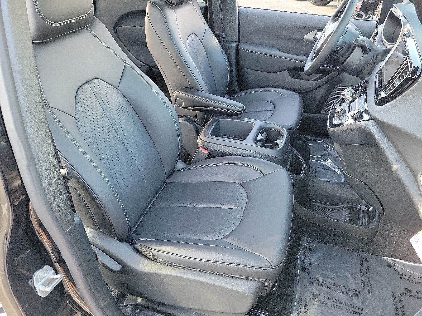 2025 Chrysler Voyager LX - Photo 15
