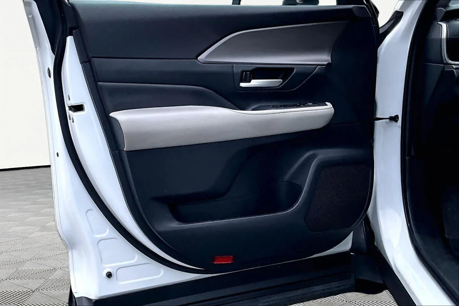 Used 2025 Wind Chill Pearl Toyota LE image 22