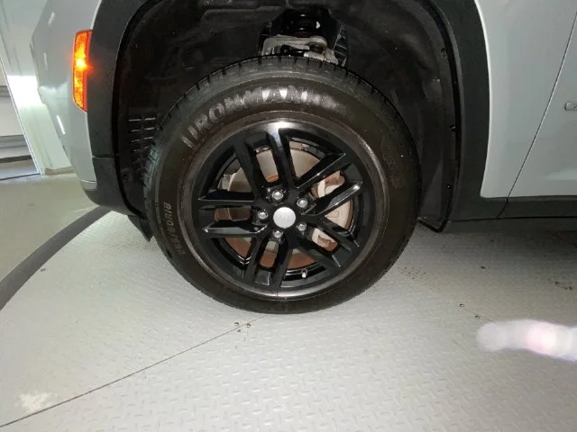 Used 2021 Silver Jeep Laredo image 10