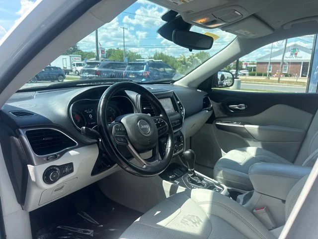 Used 2021 White Jeep Latitude Lux image 9