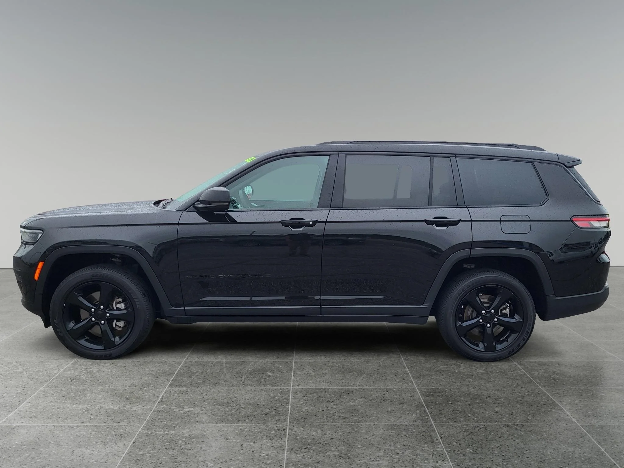 Used 2025 Diamond Black Crystal Pearlcoat Jeep Altitude X image 9