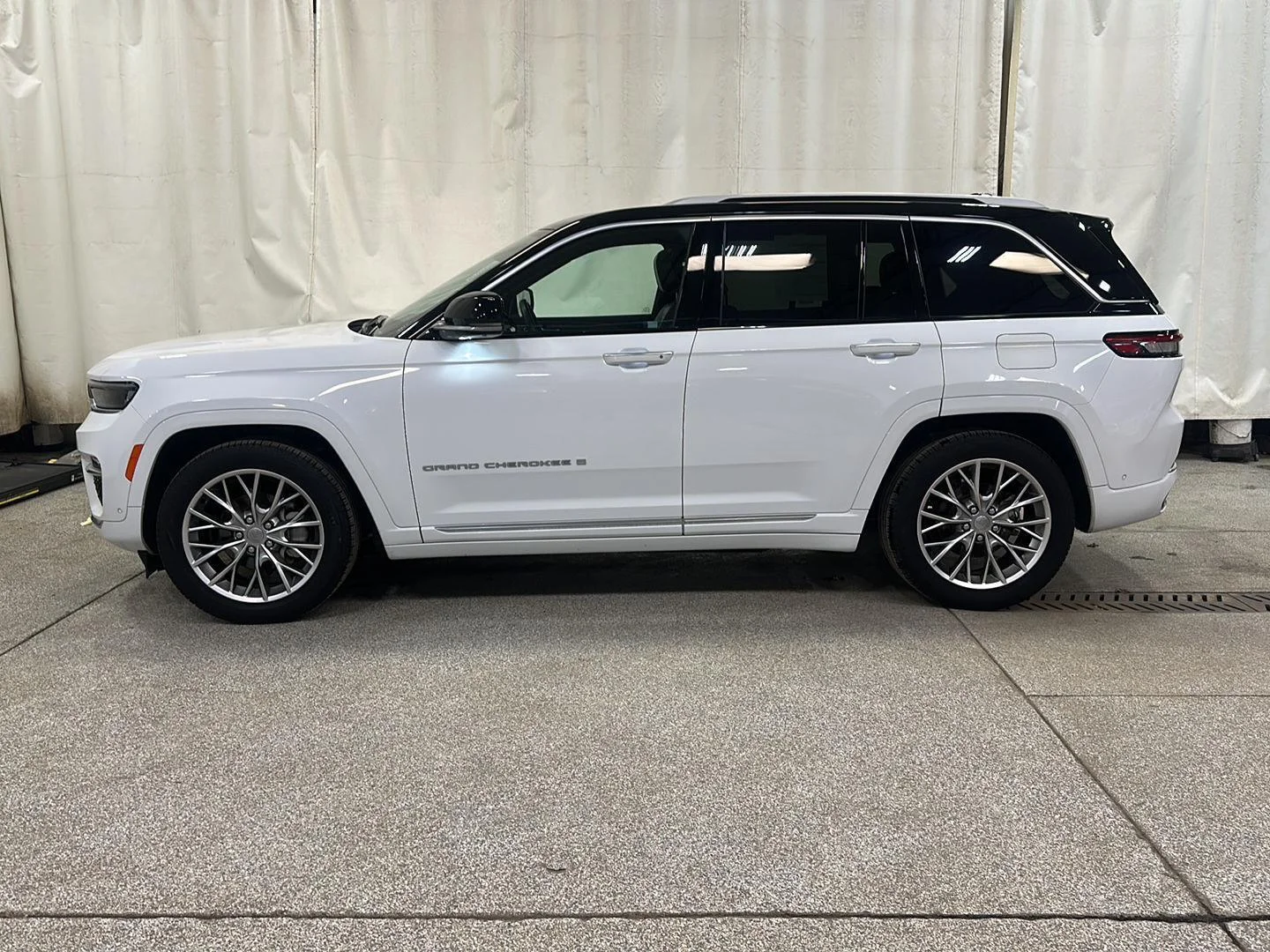 Used 2023 Bright White Clearcoat Jeep Summit image 2