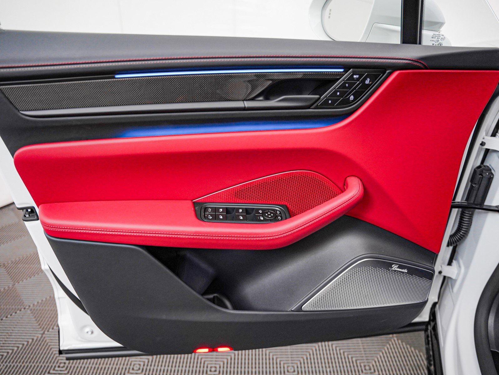 2025 Porsche Macan Turbo Electric - Photo 23