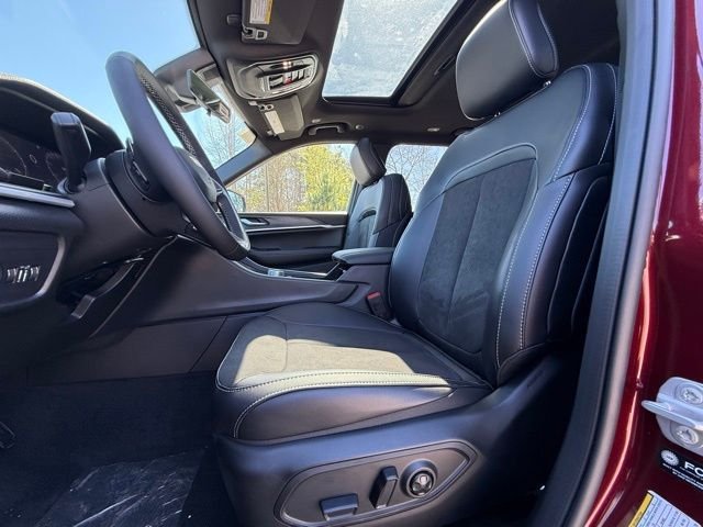 New 2026 Velvet Red Pearl-Coat Exterior Paint Jeep Laredo image 11
