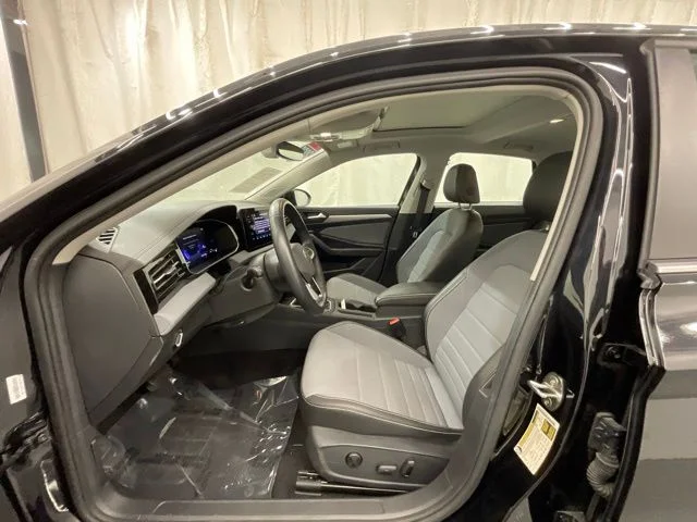 2025 Volkswagen Jetta SE - Photo 10