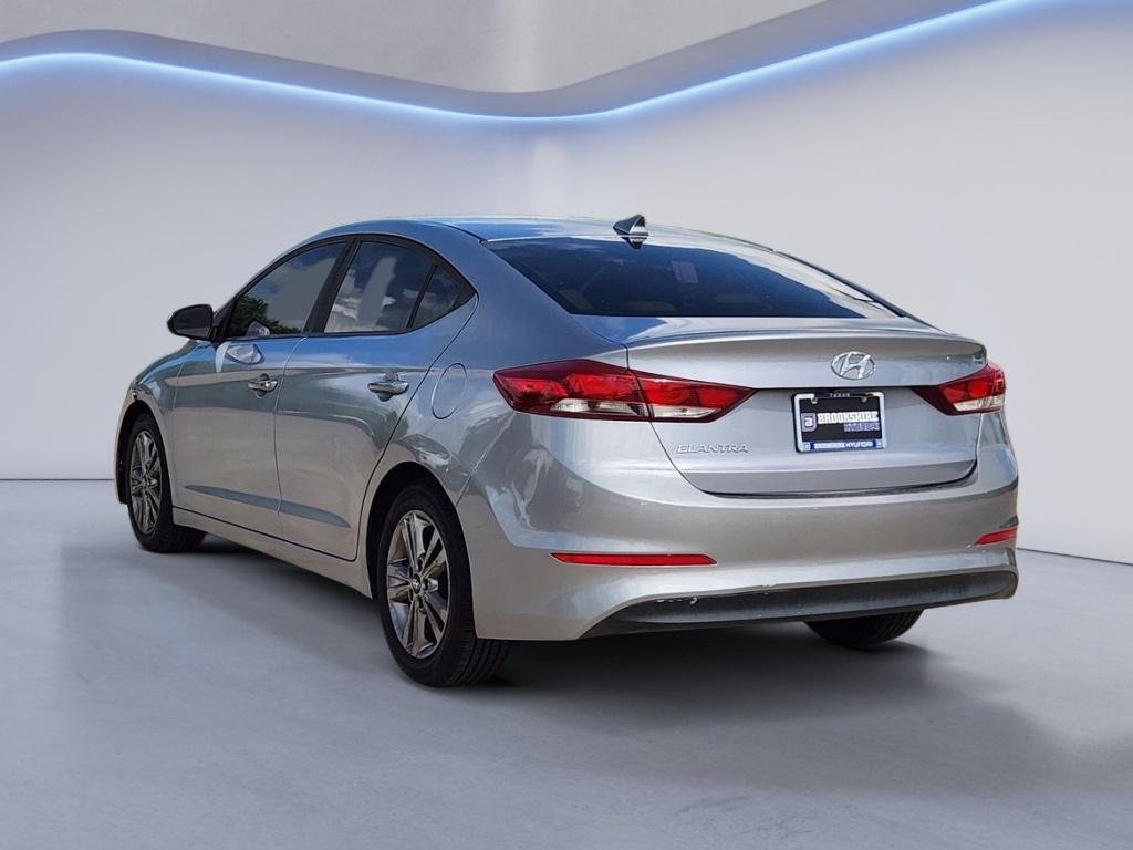 Used 2017  Hyundai SE image 7